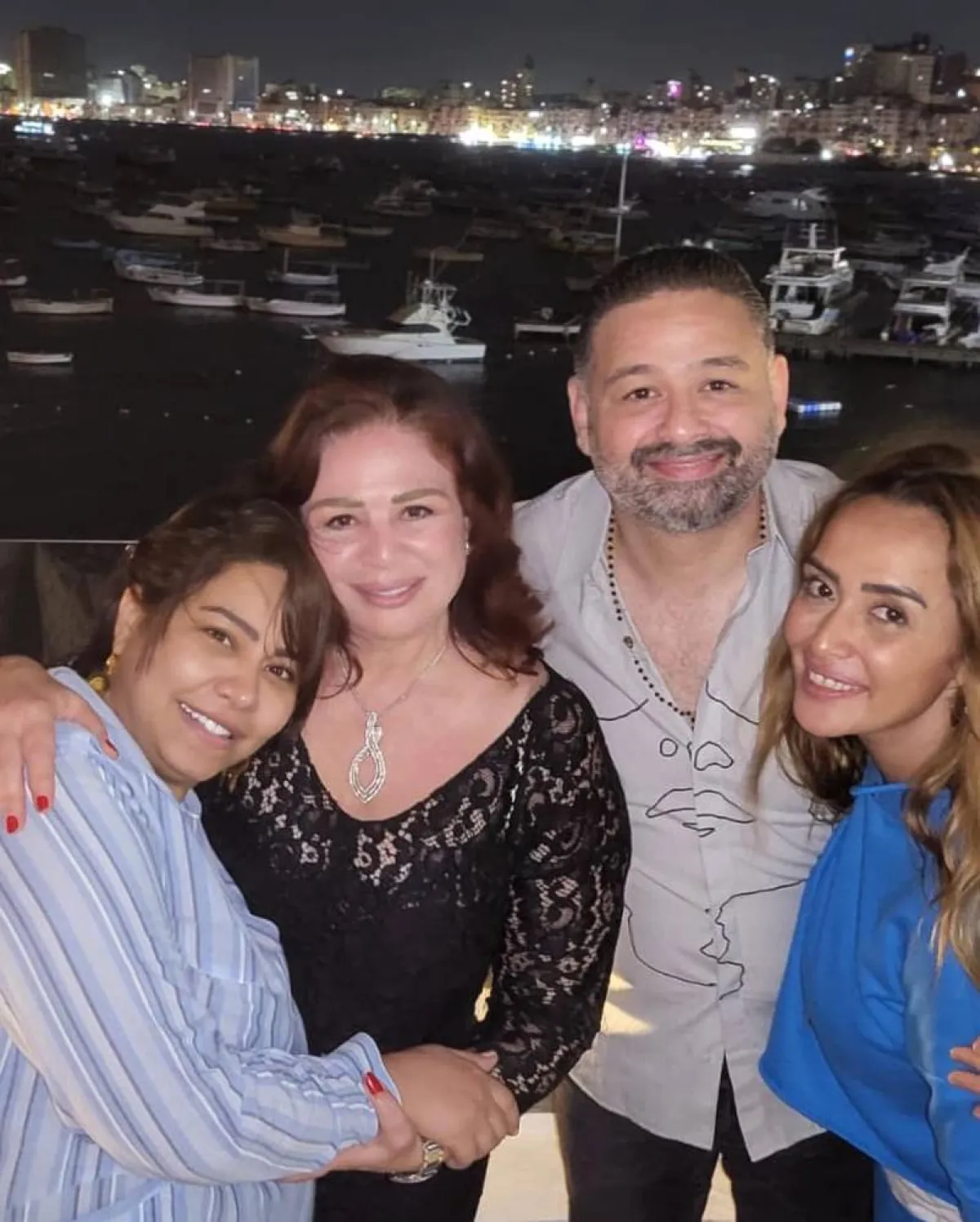 شيرين عبد الوهاب مع إلهام شاهين وشقيقها وزوجته صورة من حساب إلهام على فيسبوك