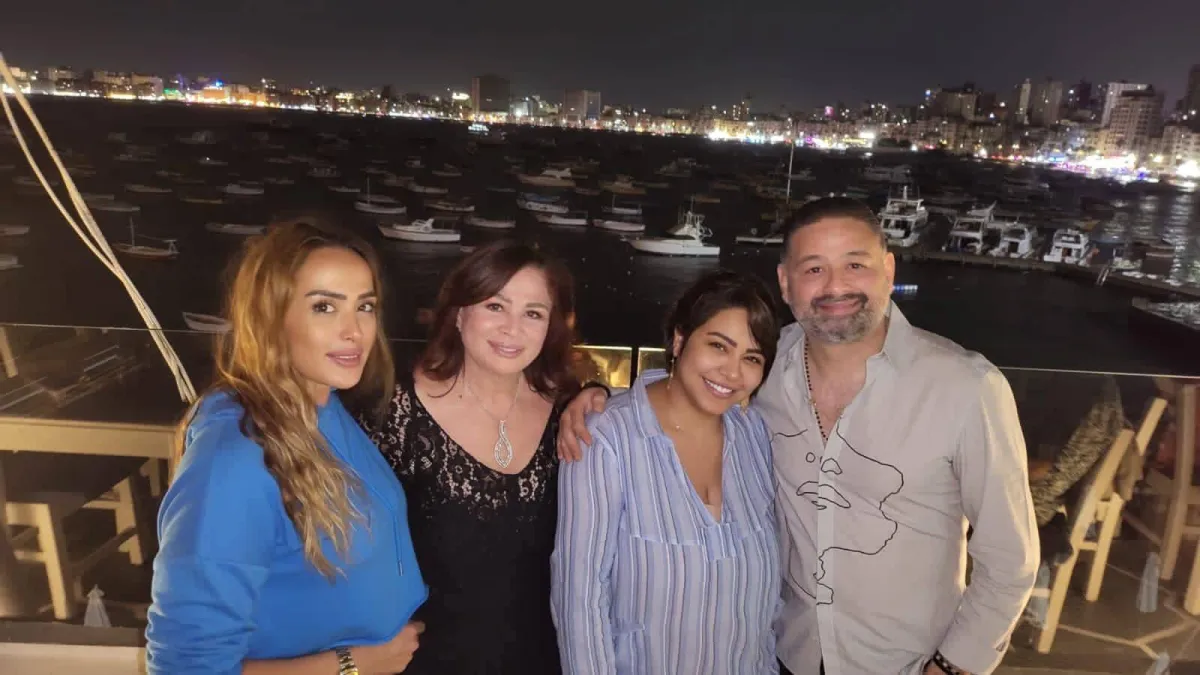 شيرين عبد الوهاب مع إلهام شاهين وشقيقها وزوجته - صورة من حساب إلهام على فيسبوك