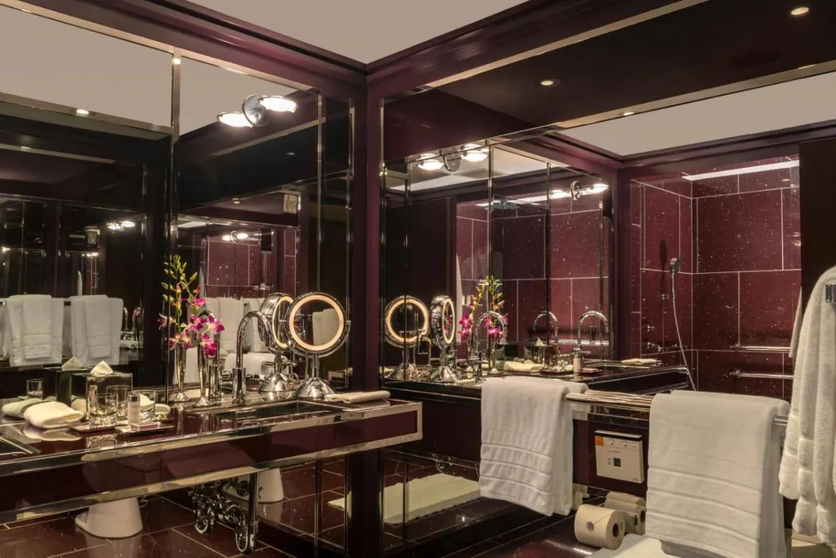 الفخامة تظهر في تفاصيل حمامات غرف فندق ذا شاتوال نيويورك