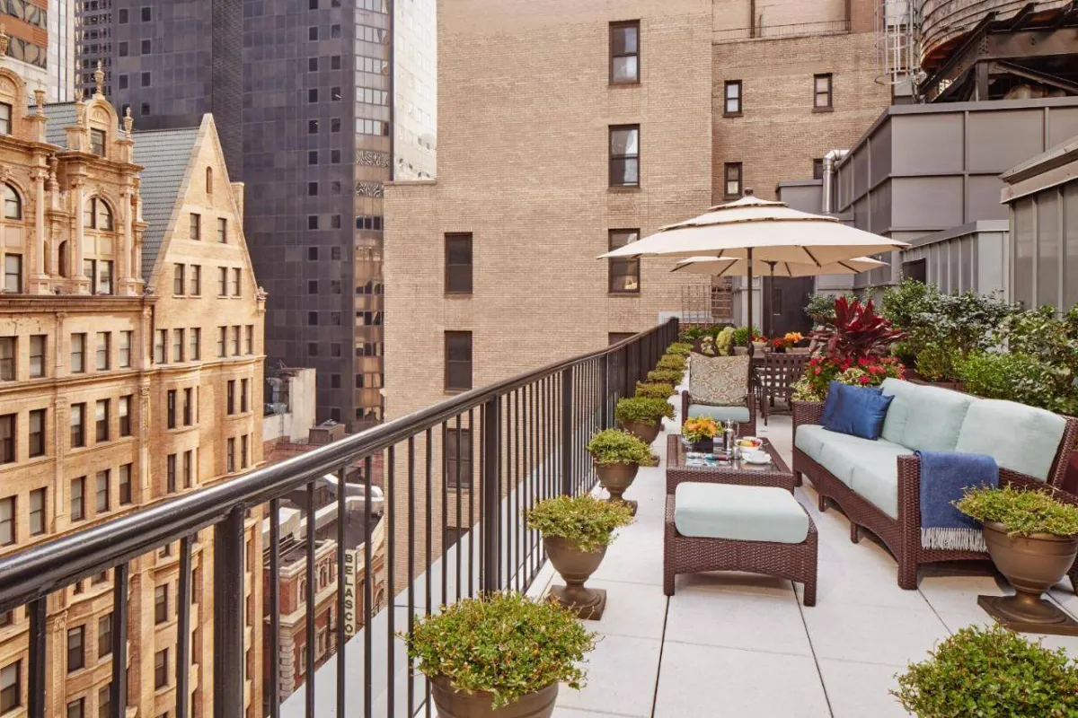جلسة مريحة على التراس في فندق ذا شاتوال نيويورك