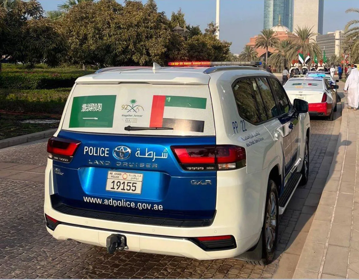 شرطة أبوظبي تحتفي باليوم الوطني السعودي. الصورة من "وام"