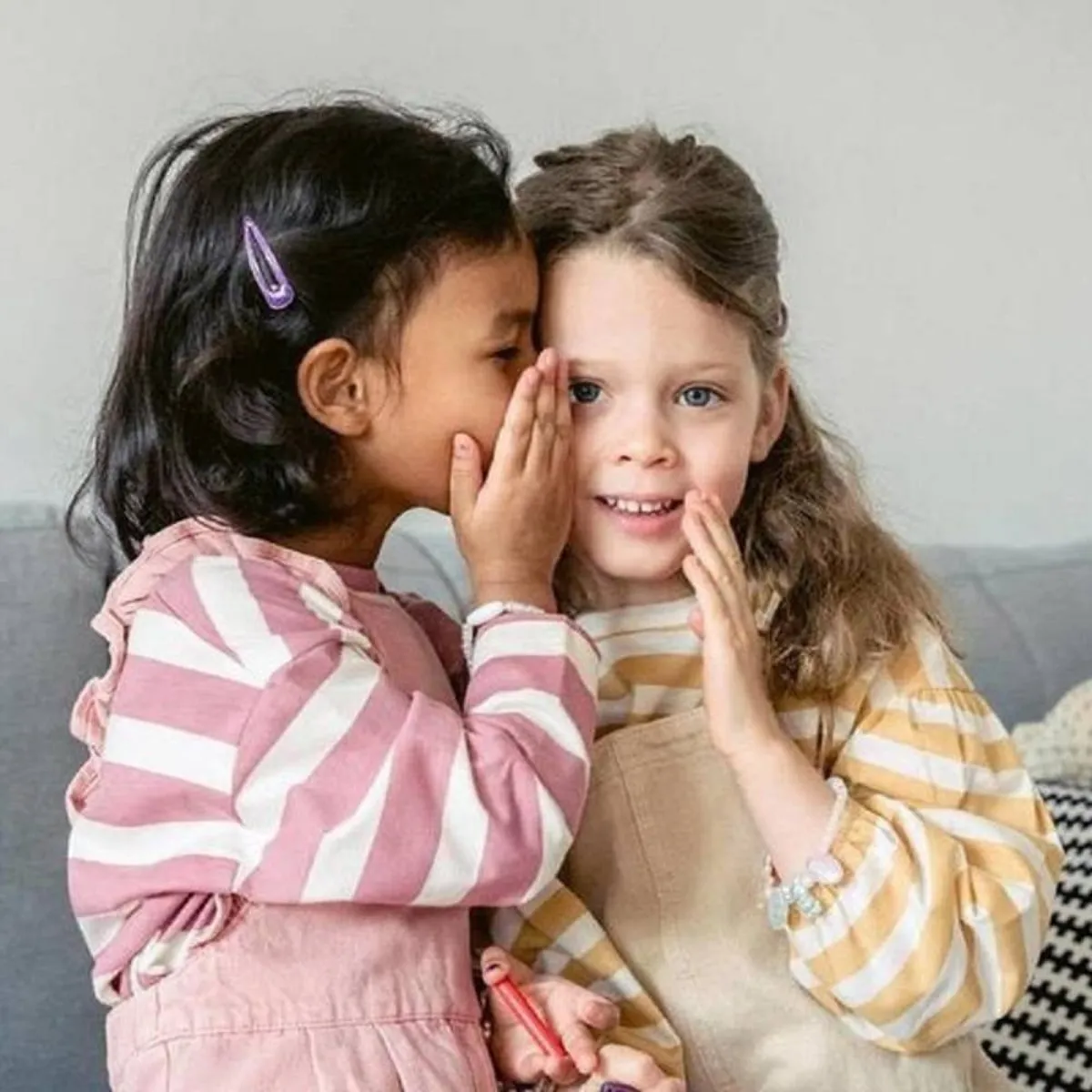 صورة لطفلتين