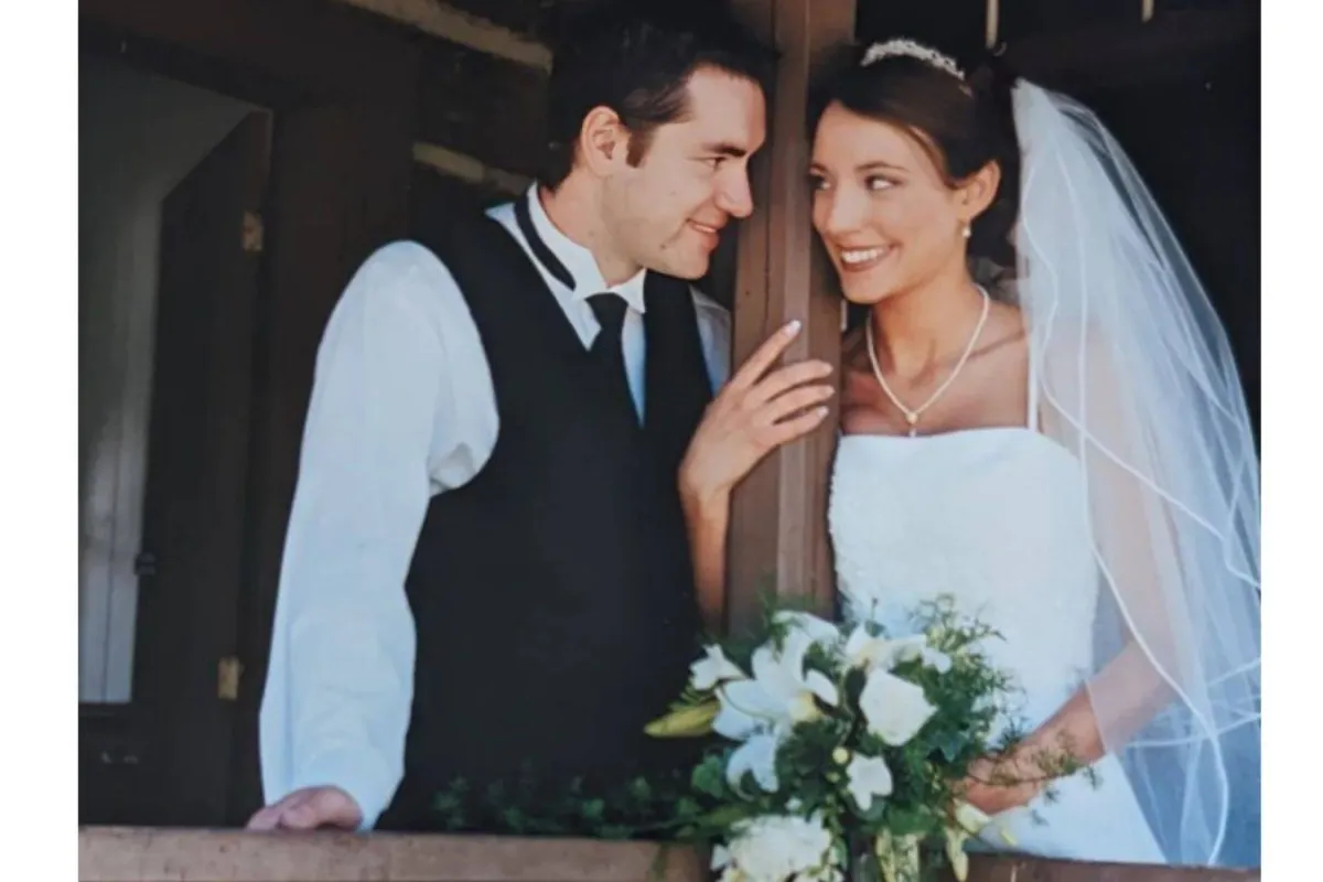 رجل يستعيد خاتم زواجه بعد 17 عاماً