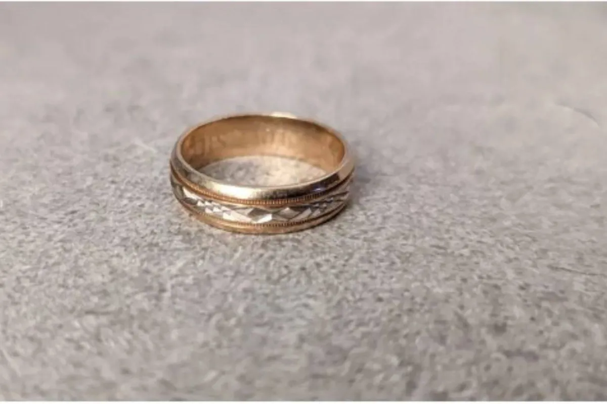 رجل يستعيد خاتم زواجه بعد 17 عاماً
