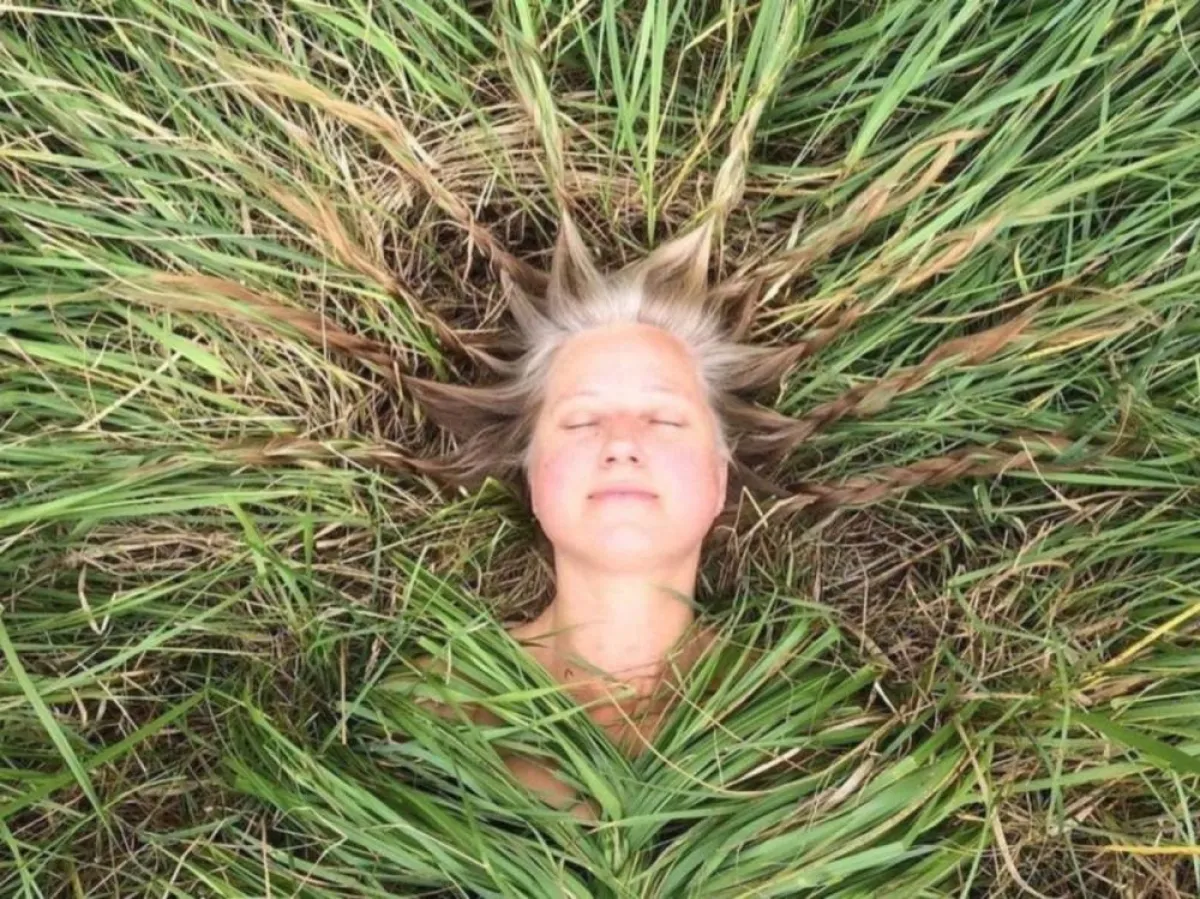 ملابس من عشب وزهور 