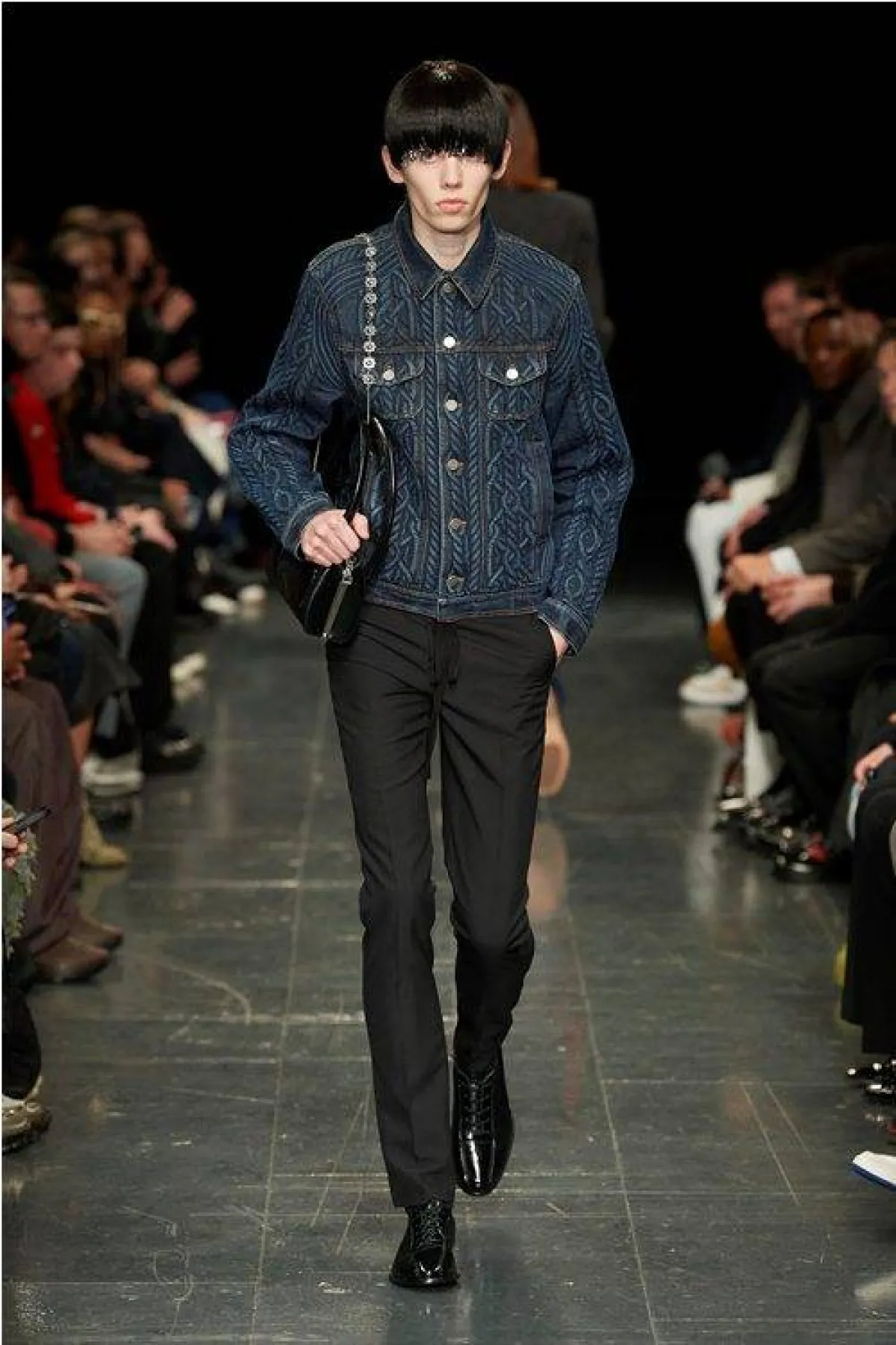 إطلالة كاجوال بالجينز من ستيفان كوك Stefan Coke