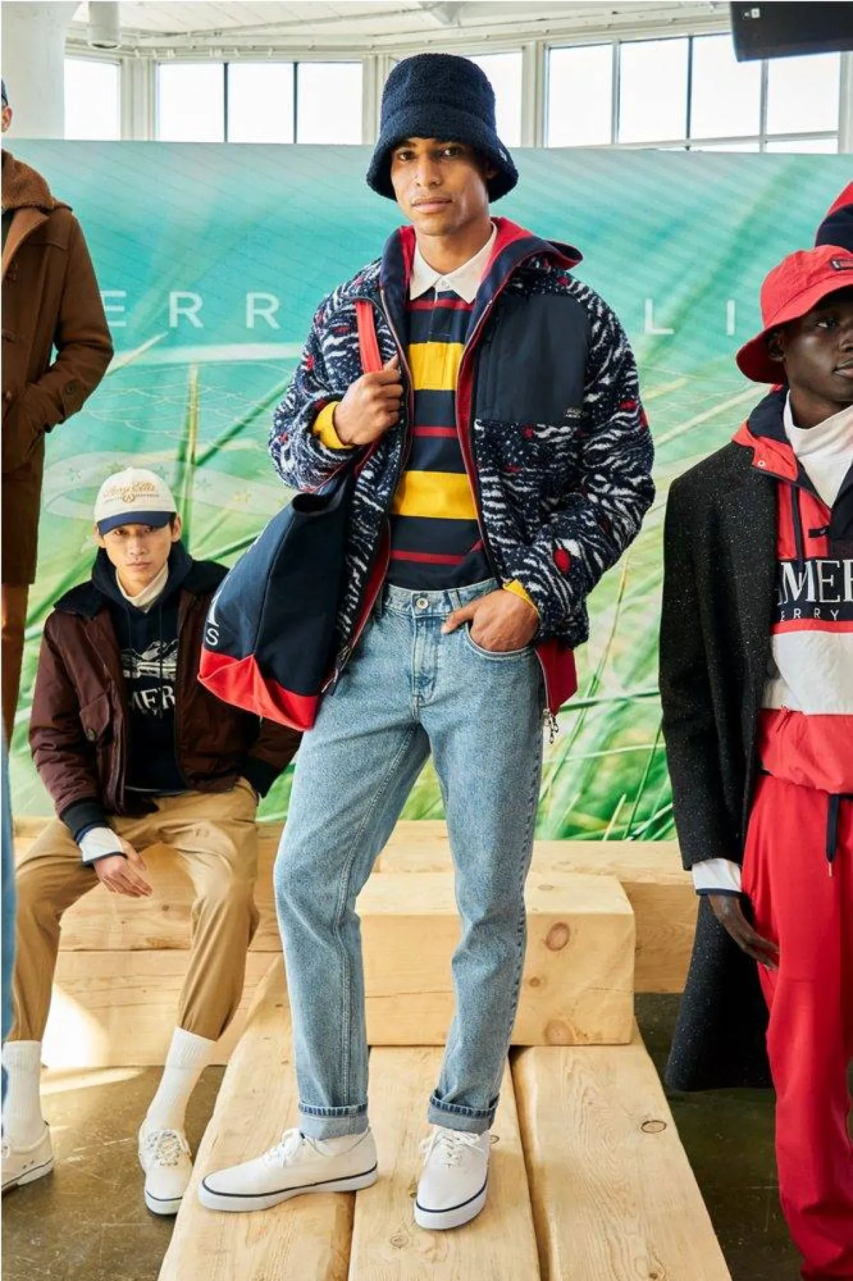 للرجل إطلالات كاجوال بالجينز خريف 2022 من بيري إليس Perry Ellis