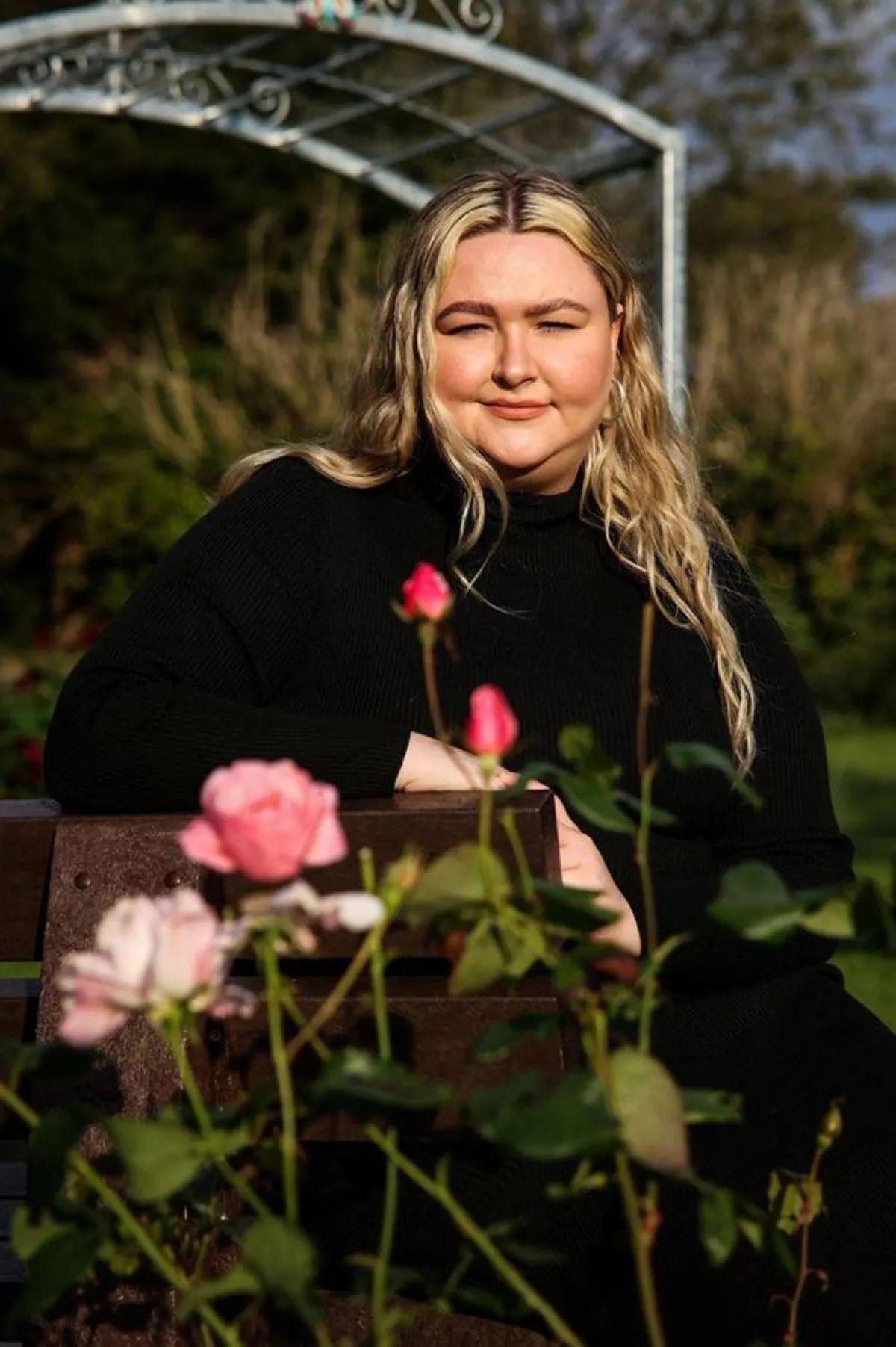 عروس ويلز تحضر حفل الزفاف بدون عريسها  