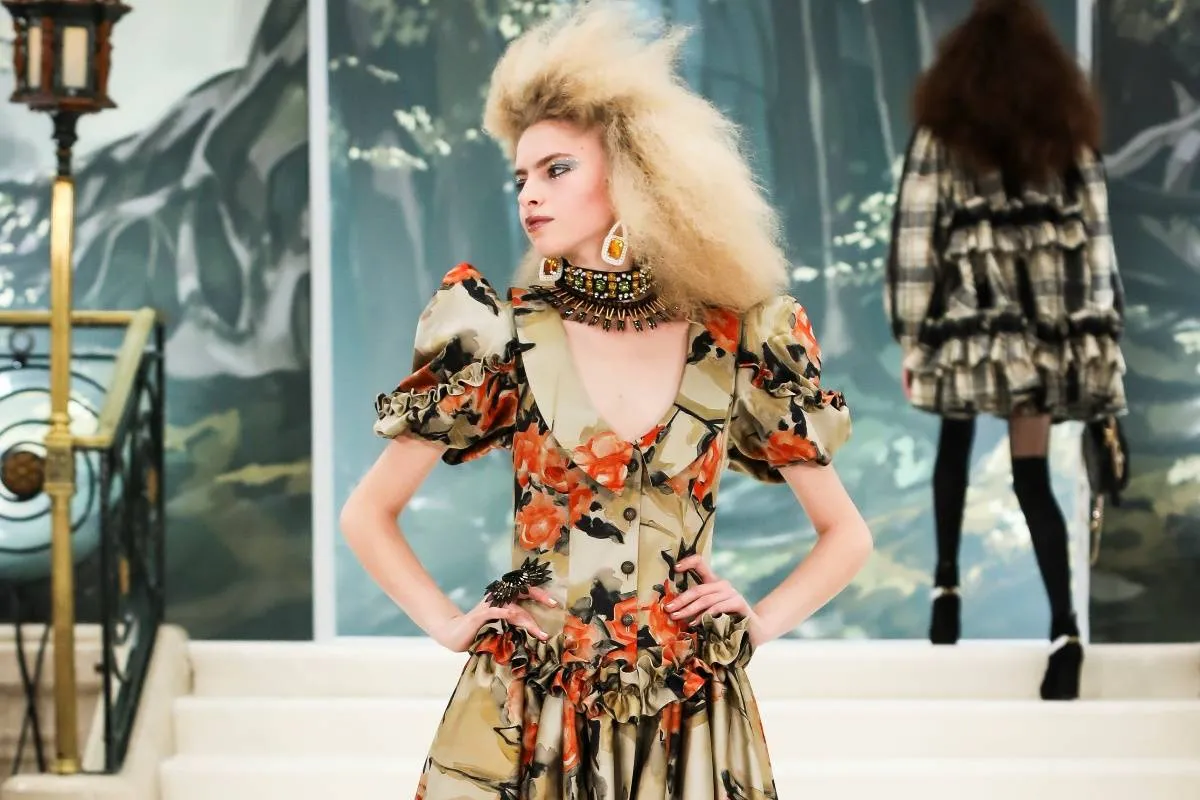 فستان بنقشة الورود من بول كوستيلو