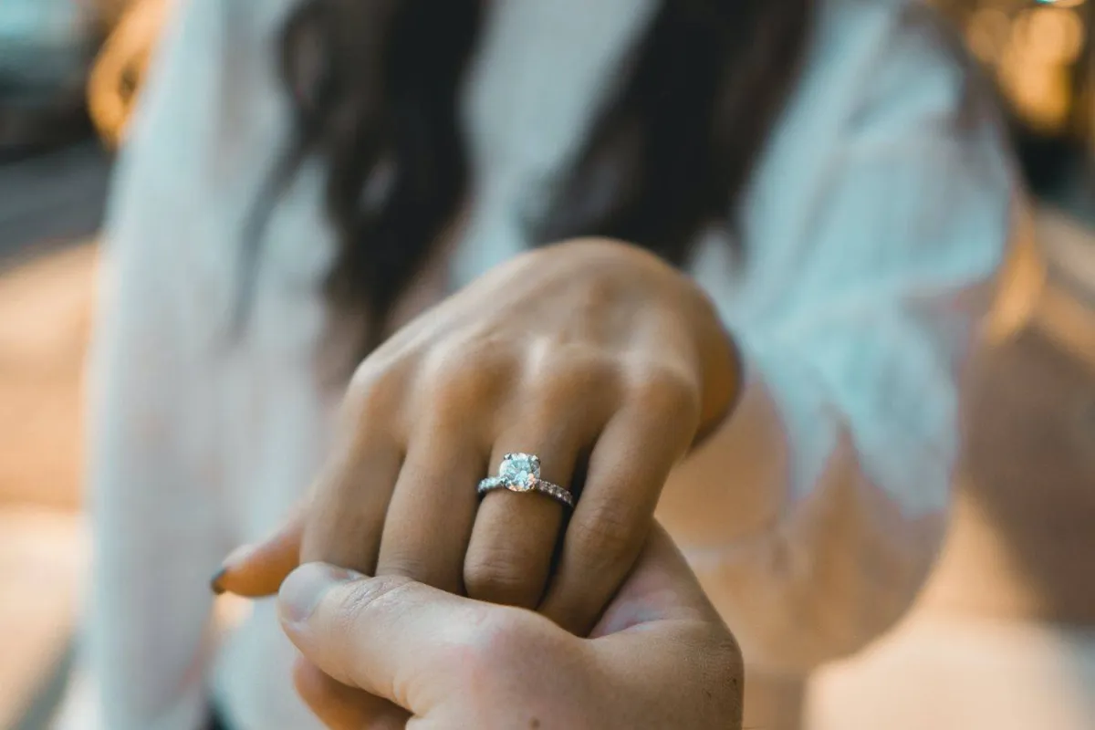 شرطي يطلب يد حبيبته بطريقة غريبة