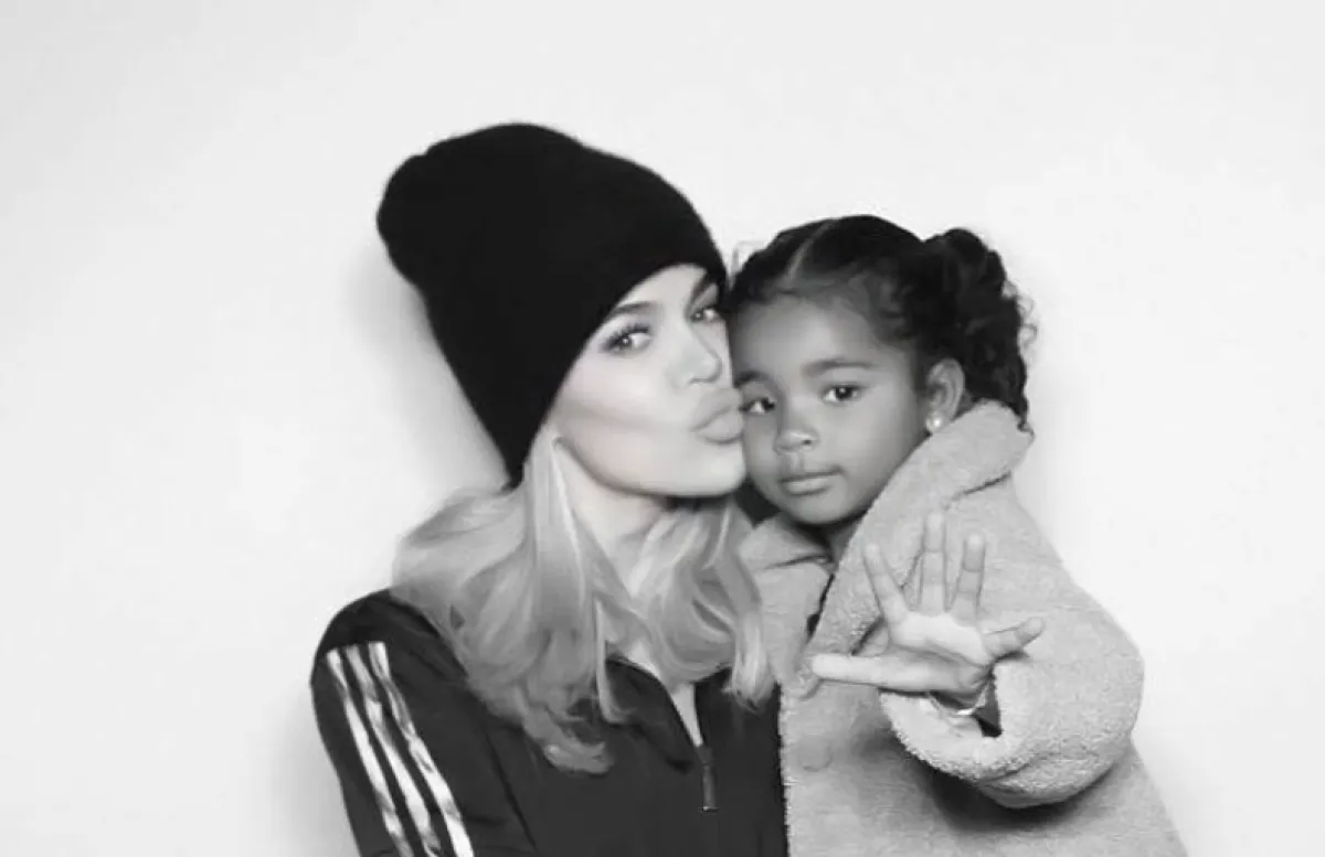 كلوي كارداشيان مع ابنتها ترو 