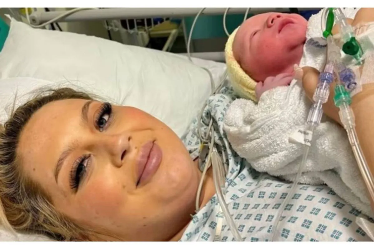 أم ومولودها