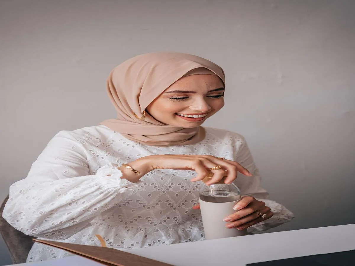 صورة لحامل تتناول الماء