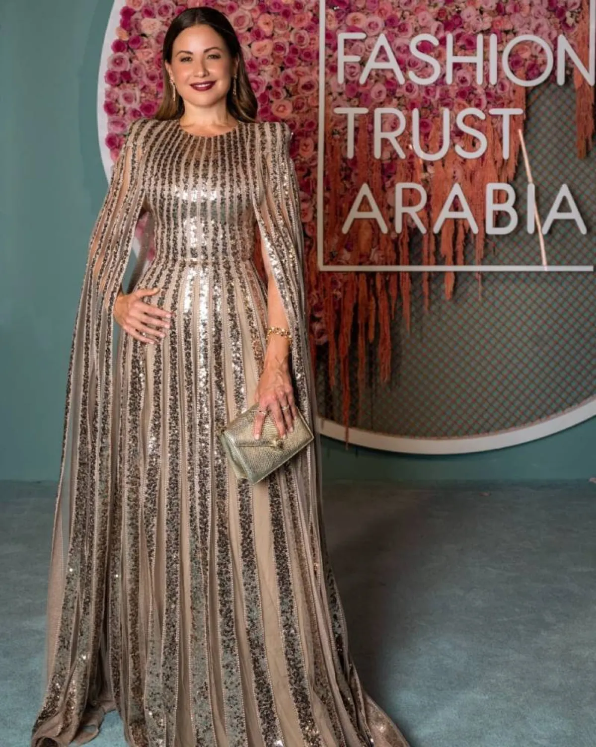 ريا أبي راشد بفستان فخم ذهبي 