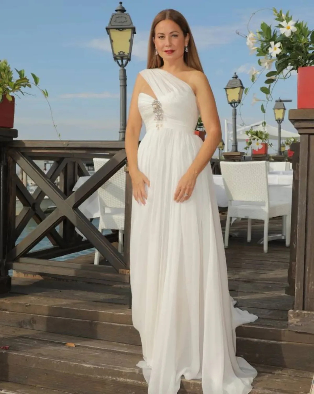 ريا أبي راشد بفستان راقٍ باللون الأبيض  