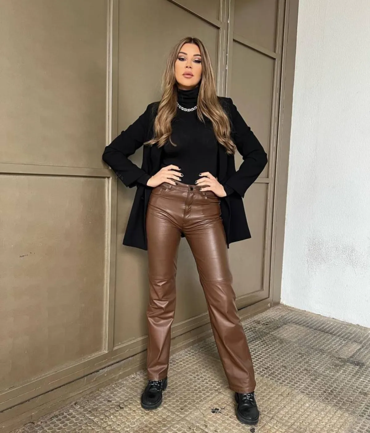 كارلا حداد بطقم كاجول باللون البني 