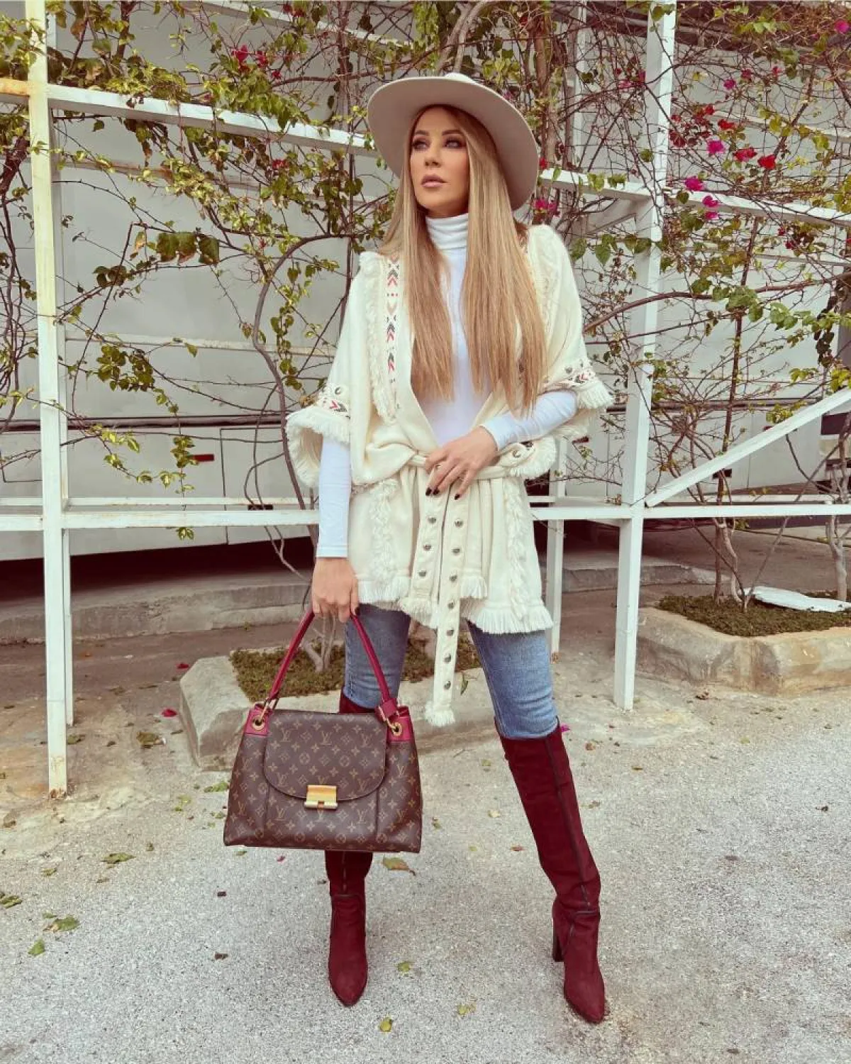 كارلا حداد بطقم عصري باللون الأبيض 