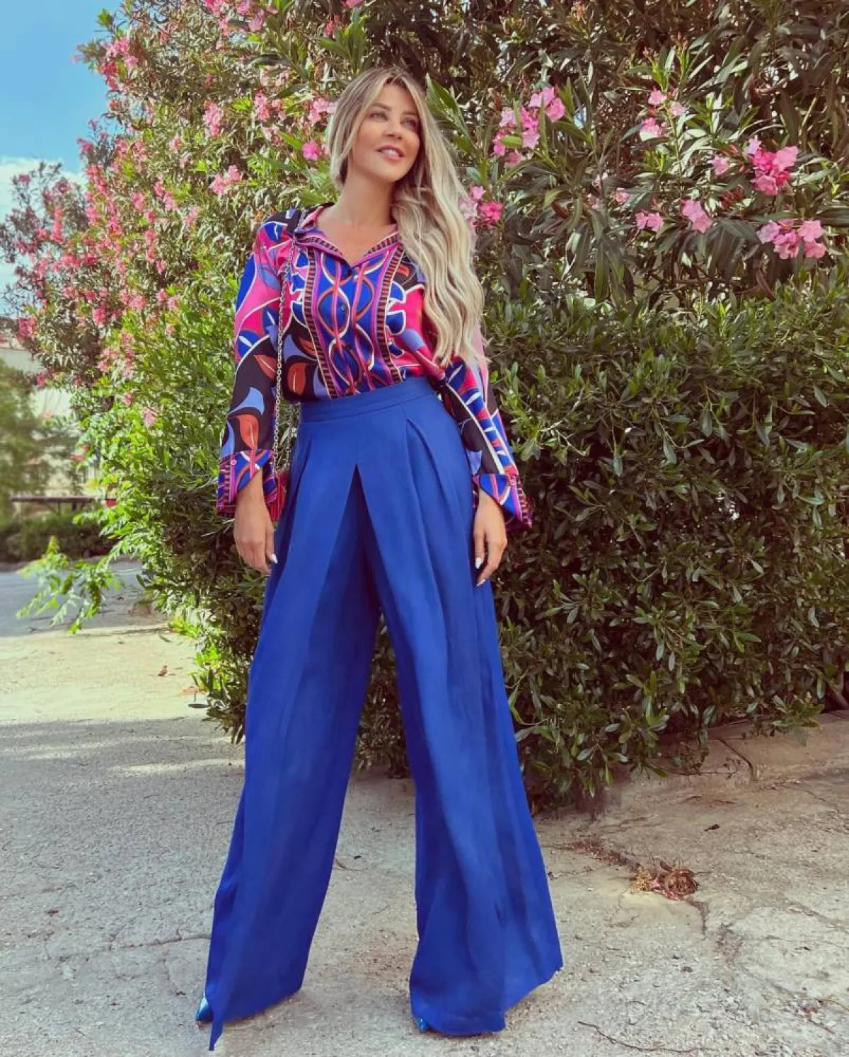 كارلا حداد بطقم كلاسيكي باللون الأزرق 