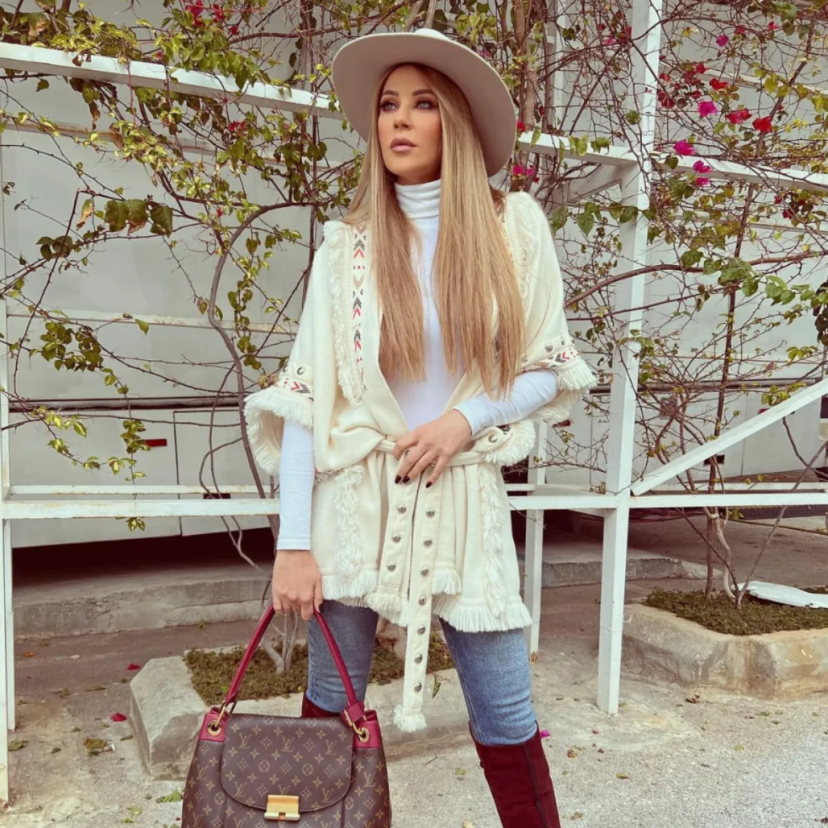 كارلا حداد بطقم عصري باللون الأبيض 