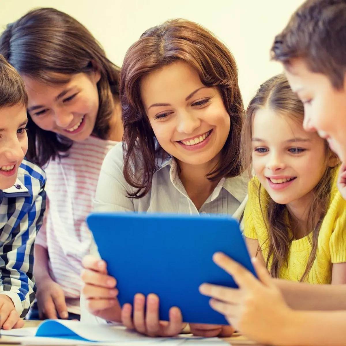 صورة لأم وسط أطفالها