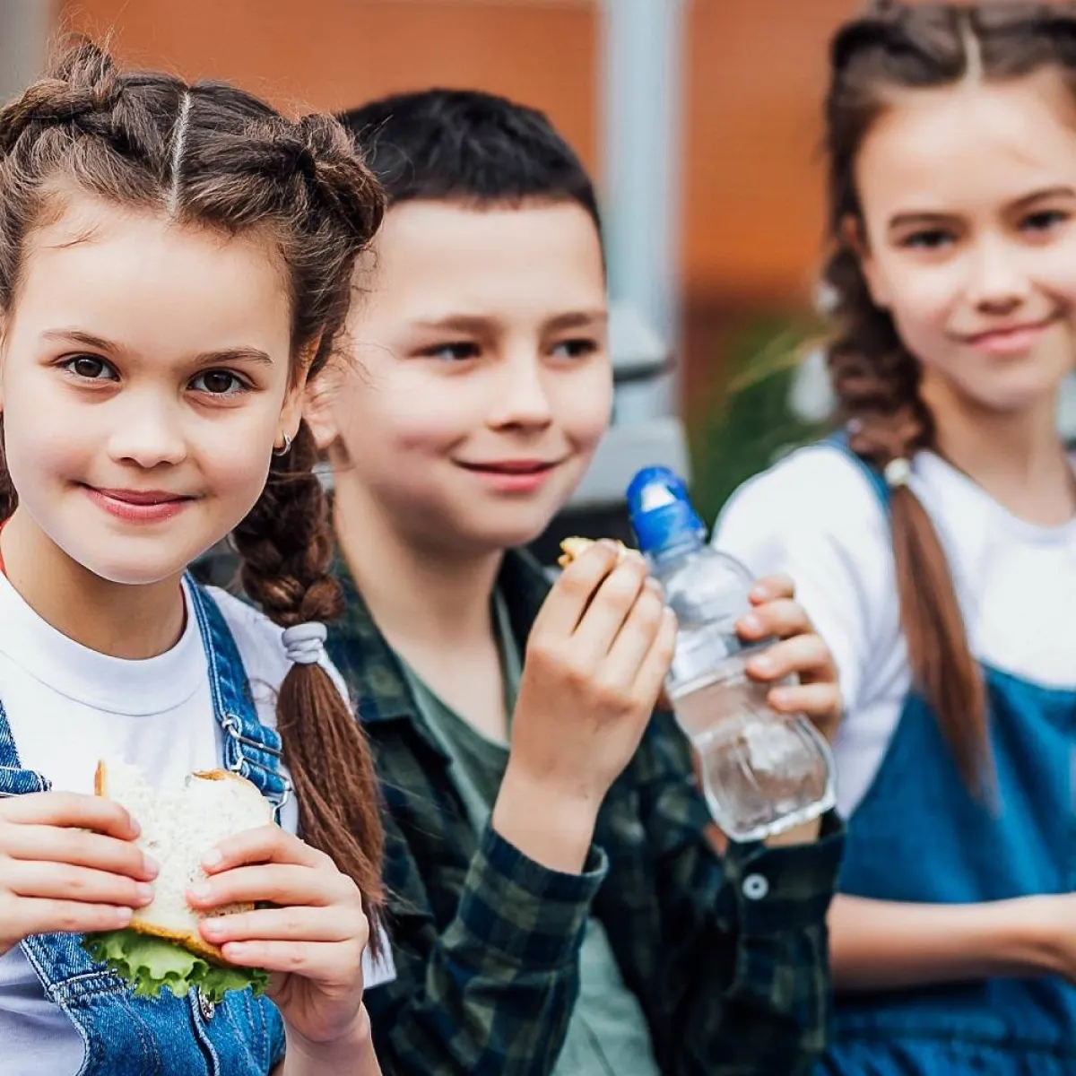 صورة لعدد من الأطفال