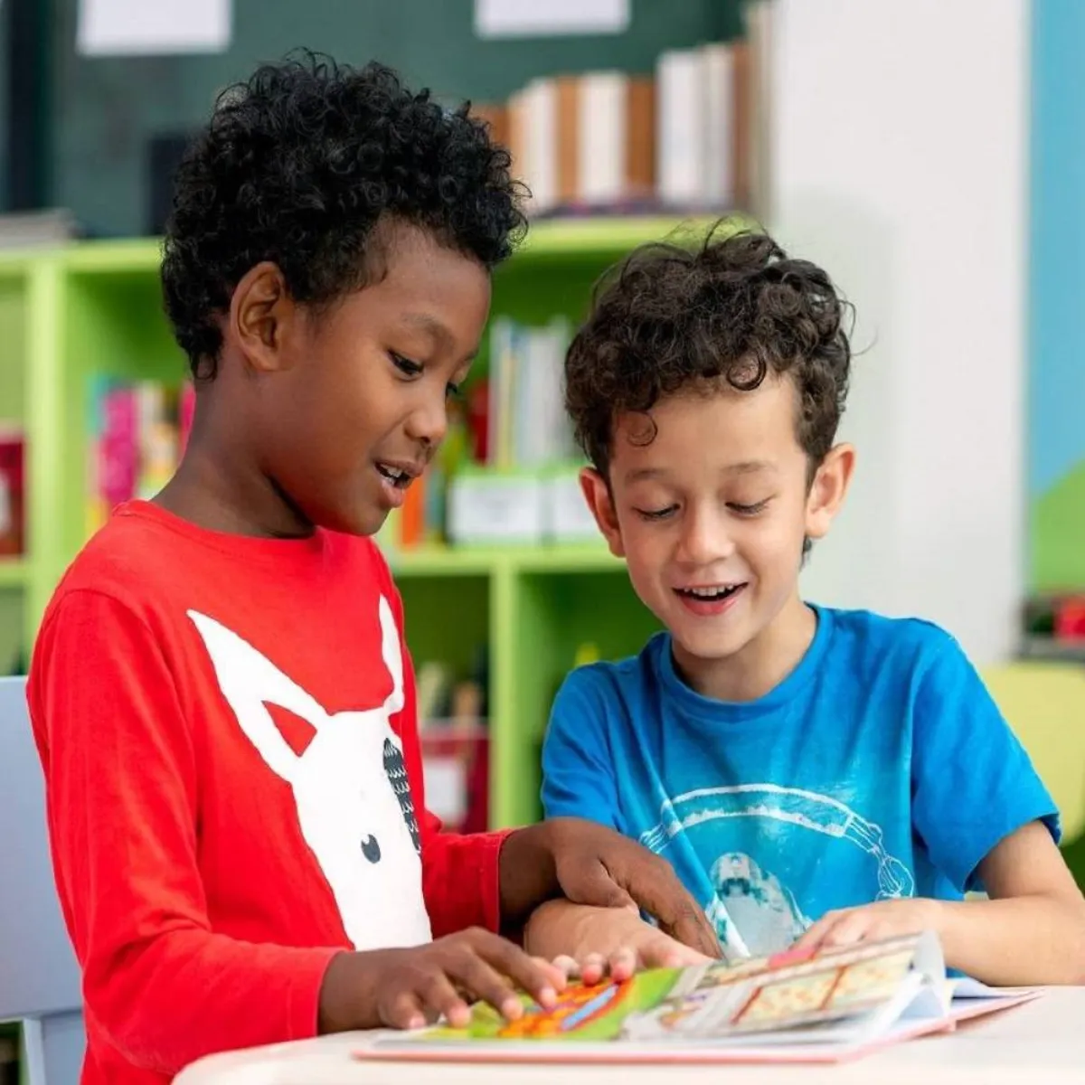 صورة لطفلين