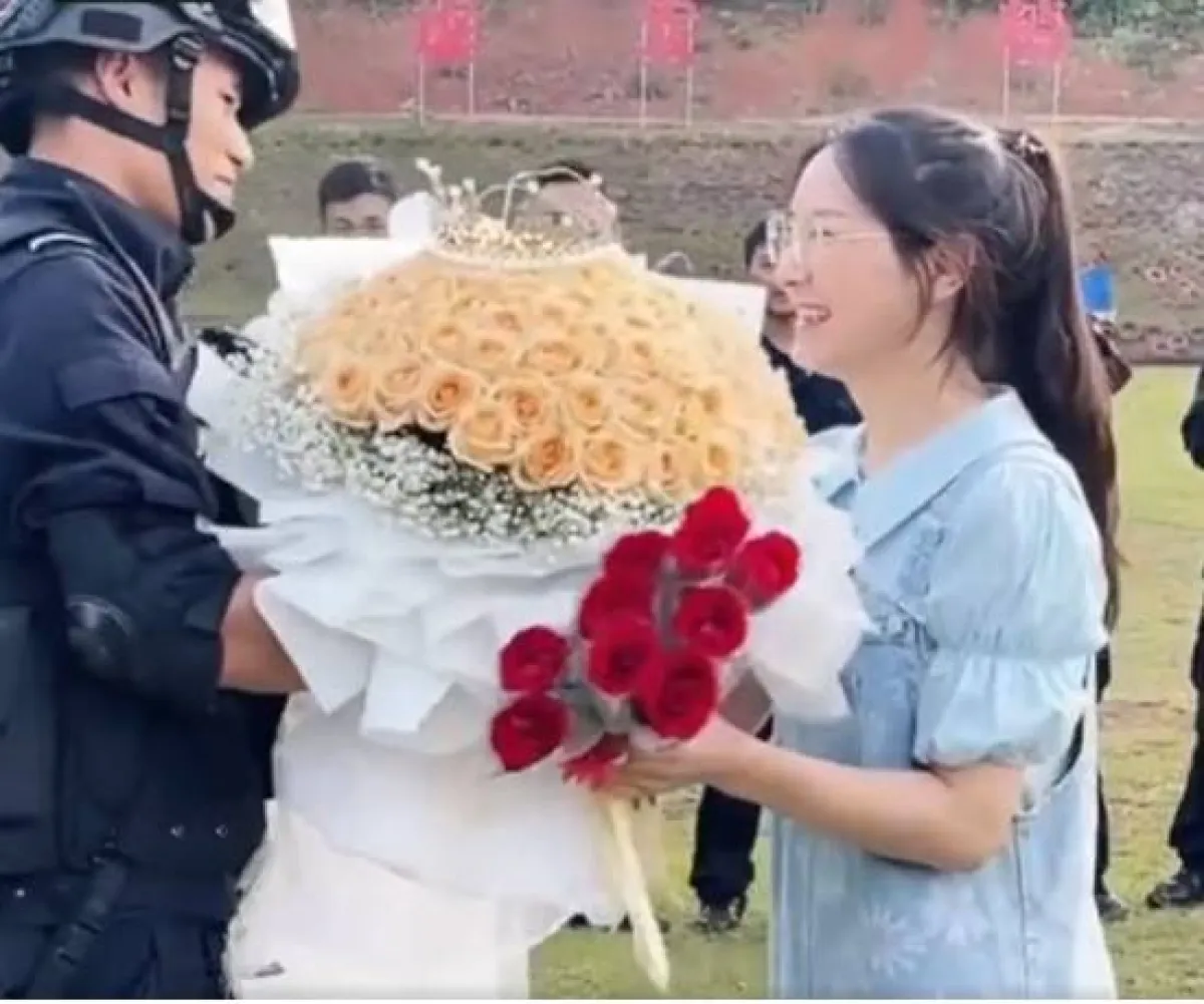 شرطي يطلب يد حبيبته بطريقة غريبة