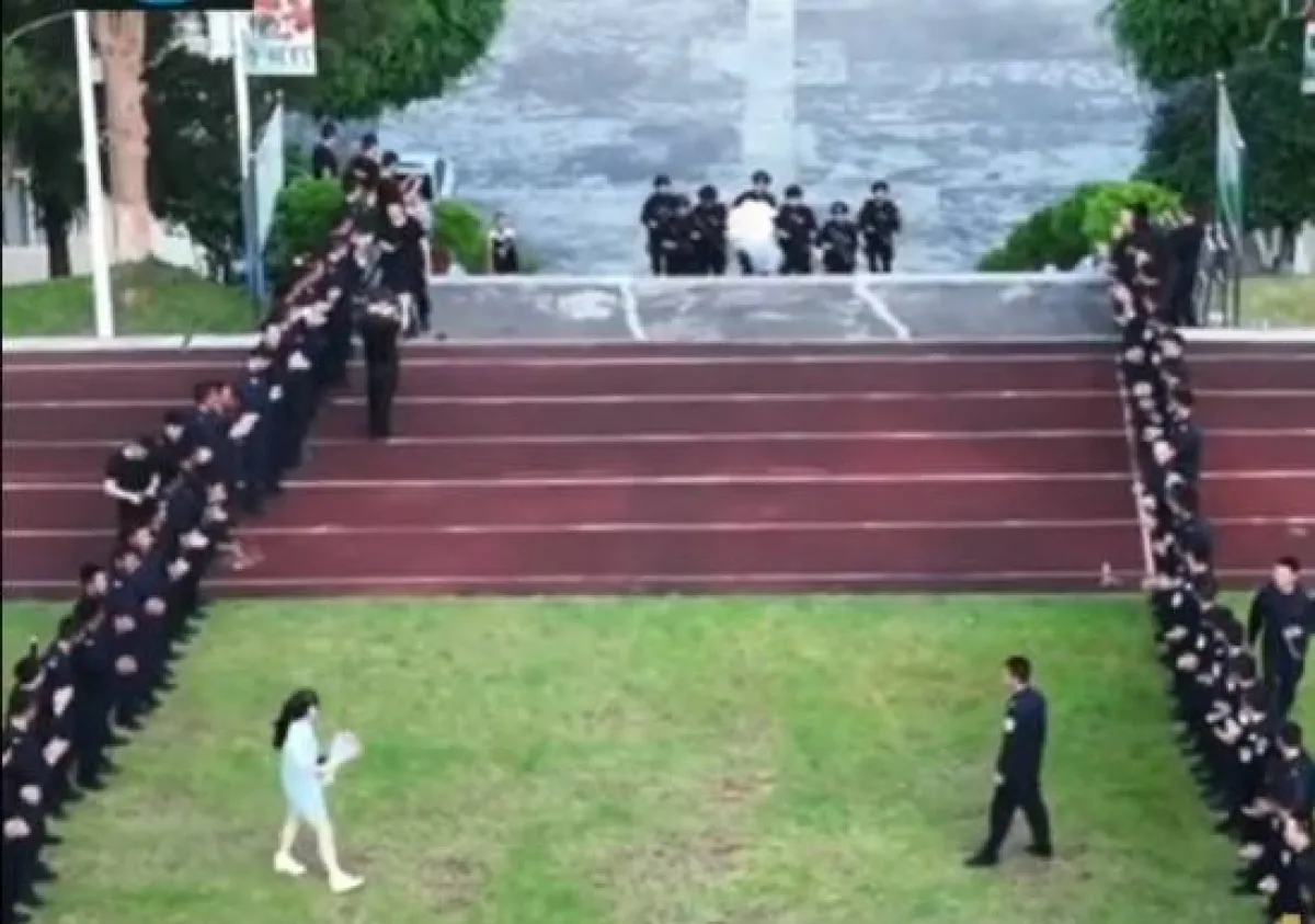 شرطي يطلب يد حبيبته بطريقة غريبة