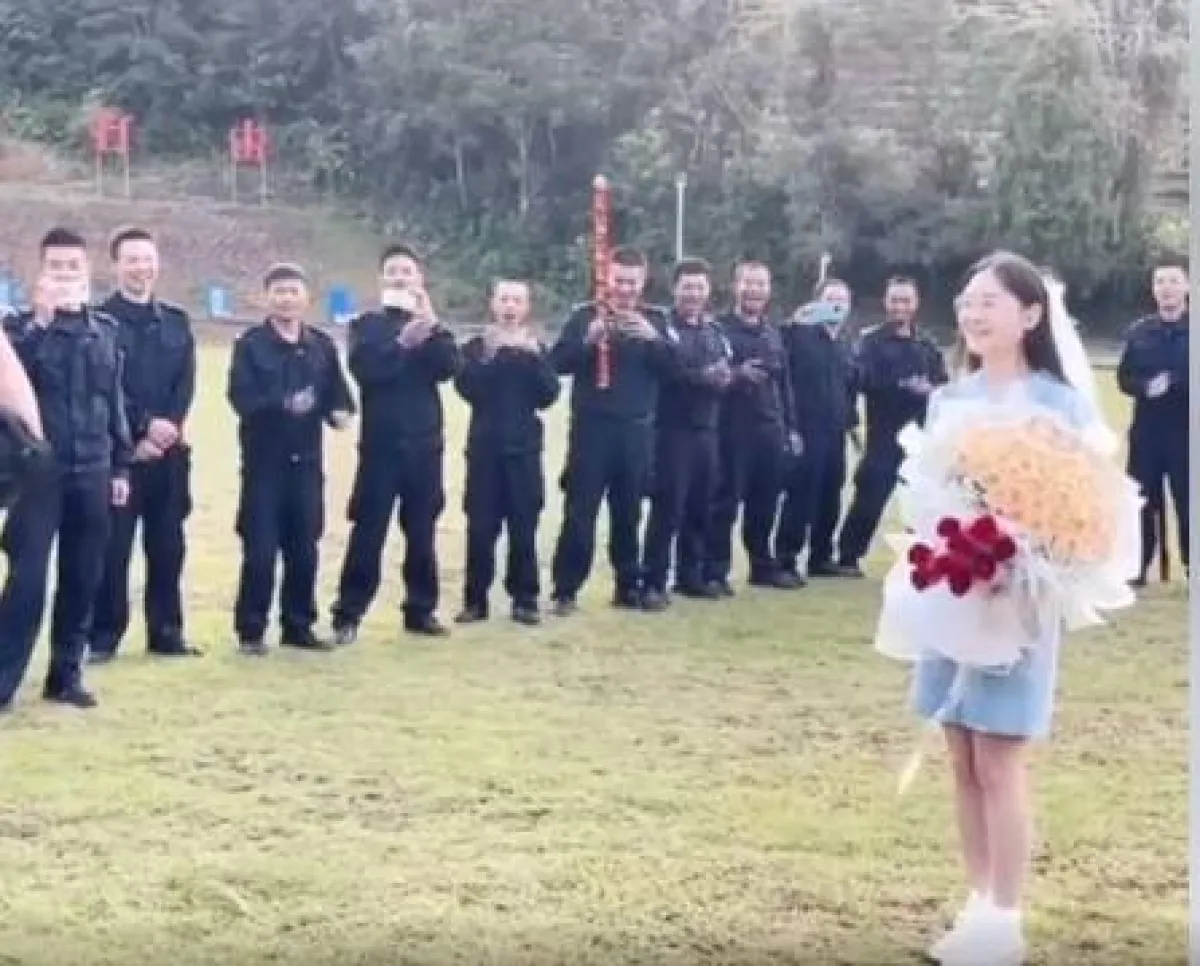 شرطي يطلب يد حبيبته بطريقة غريبة