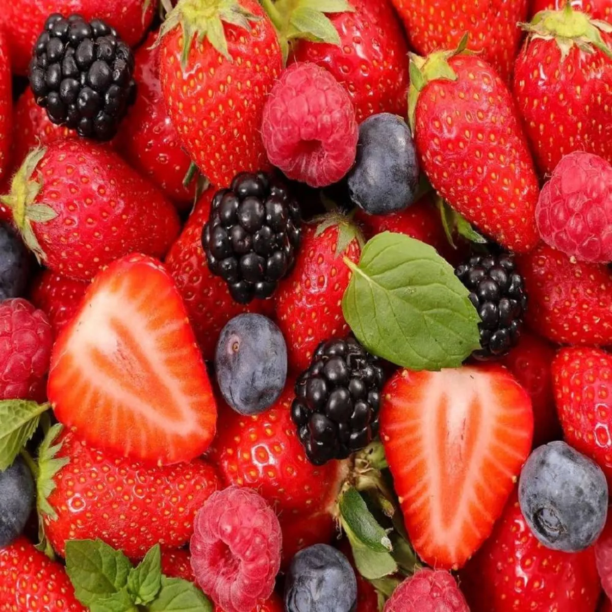 صورة لطبق يحوي أنواعاً من التوت