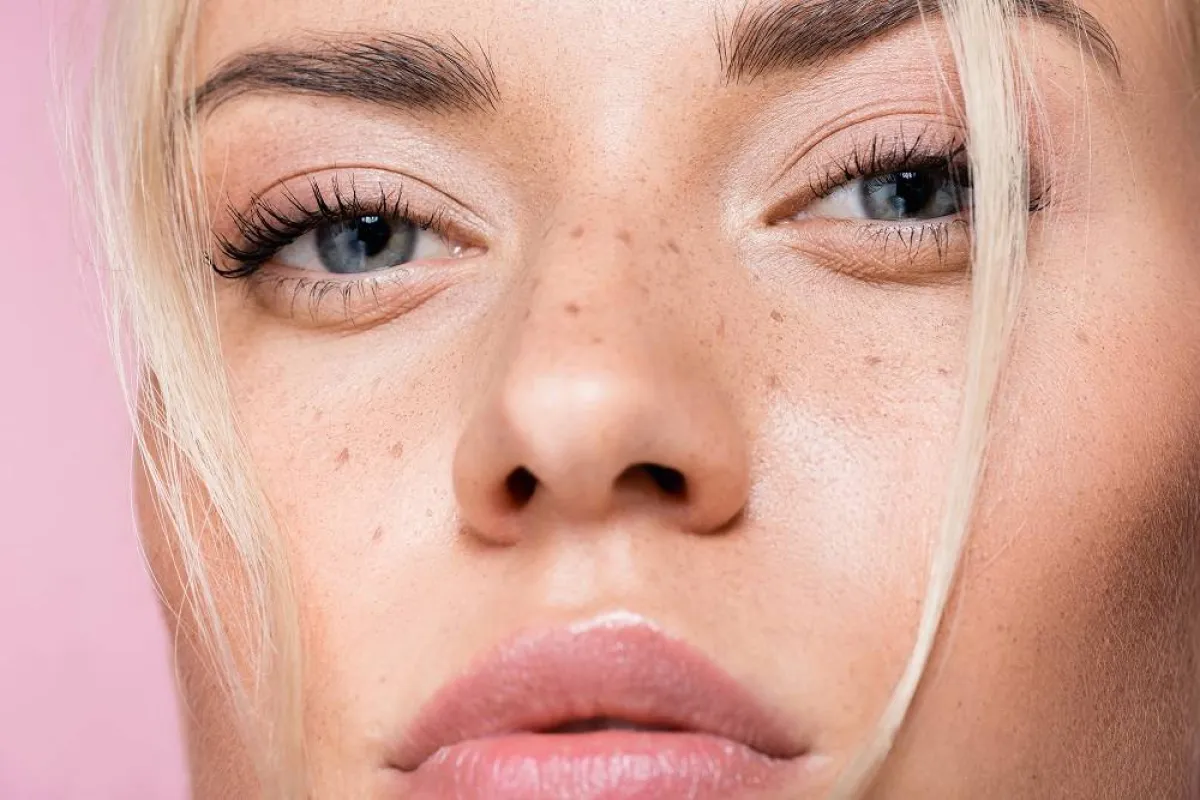 خطوات تعليمية للحصول على مكياج متوهج للبشرة