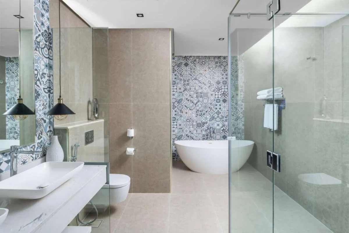 أعمال الرخام جذابة في حمامات غرف فندق فندق راديسون بلو الرياض قرطبة