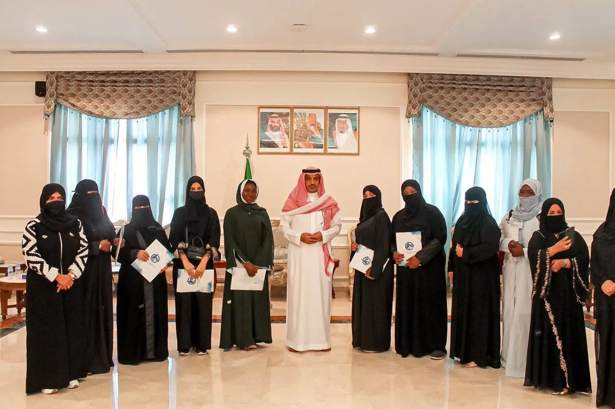 تسليم 11 فتاة رخص قيادة الوسائط البحرية في ينبع. الصورة من تويتر محافظة ينبع