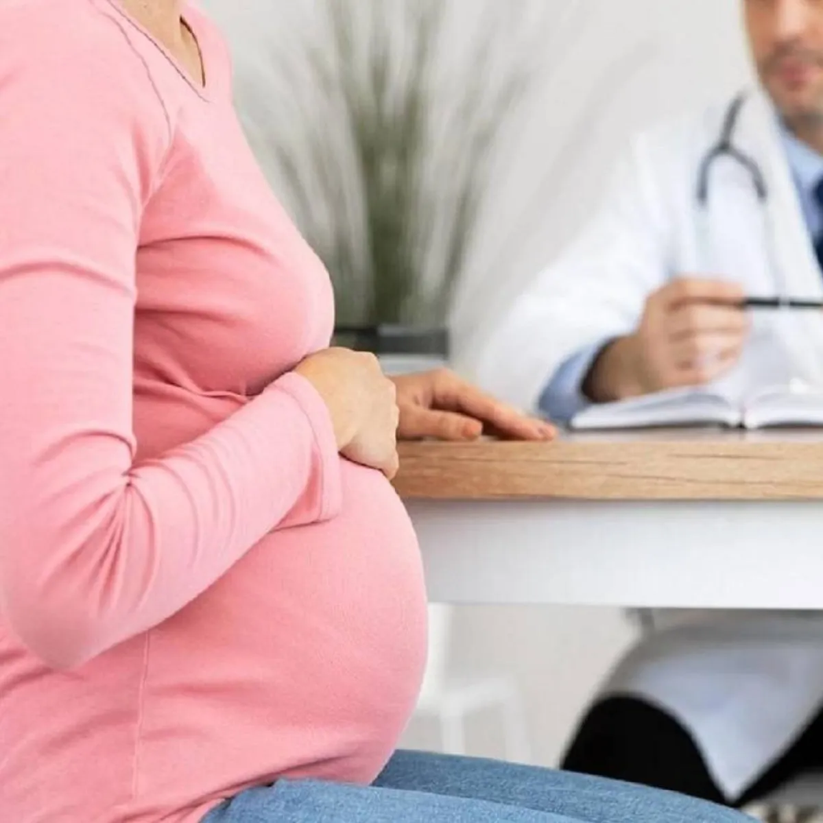 صورة لحامل وطبيب