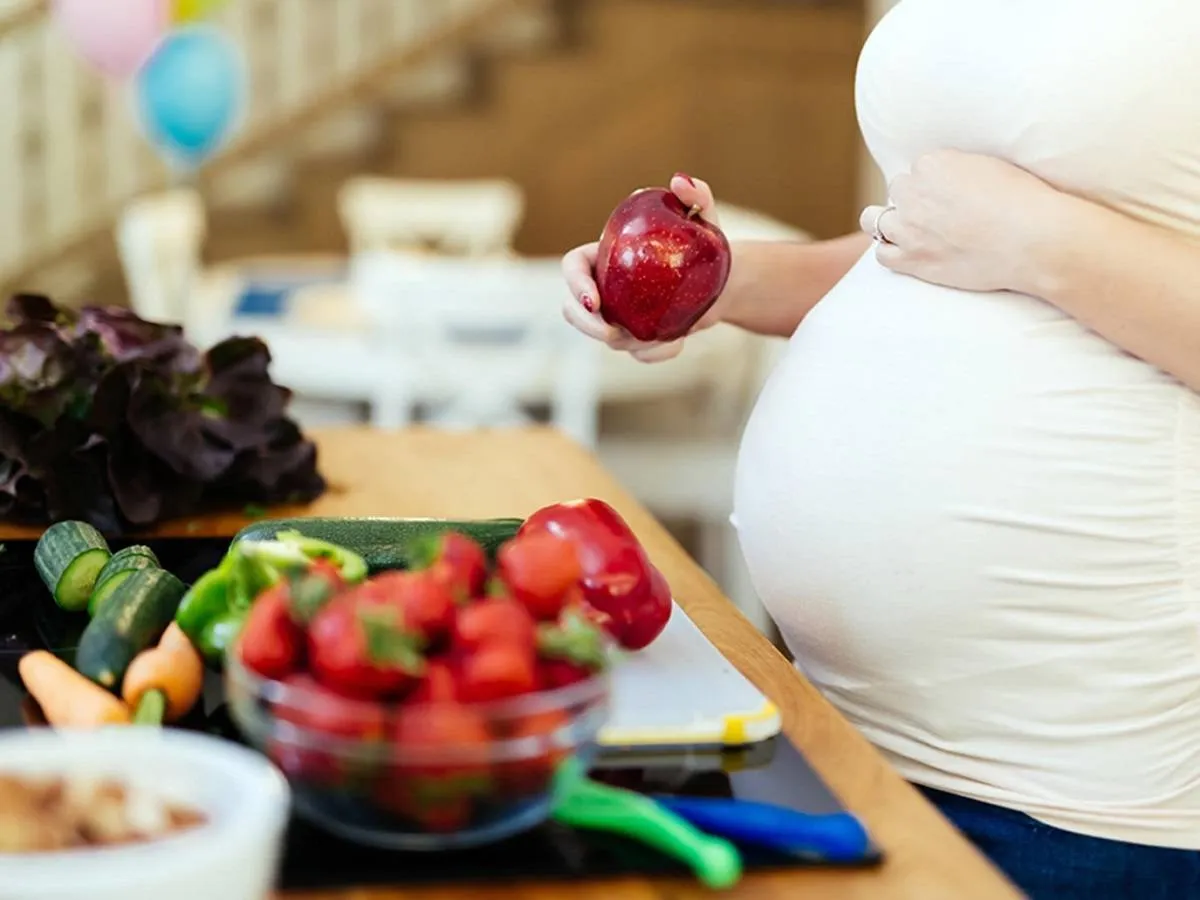 صورة لحامل تتناول التفاح