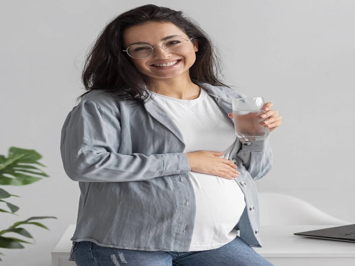صورة لحامل تتناول الماء