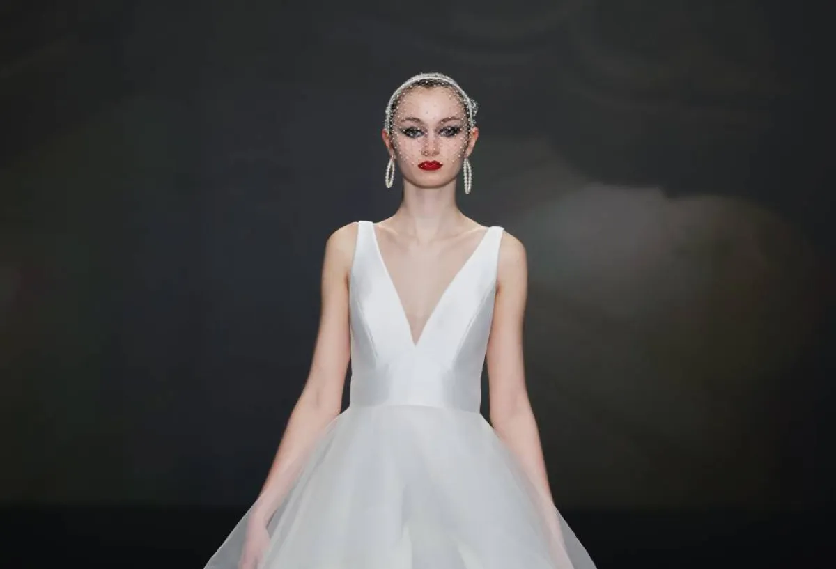 فساتين زفاف مع ياقة على حرف  V