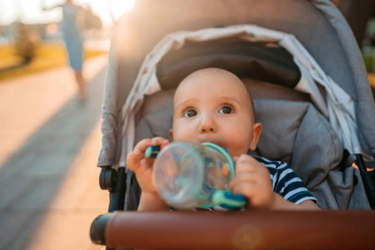 صورة لرضيع يشرب الماء بقنينة الرضاعة