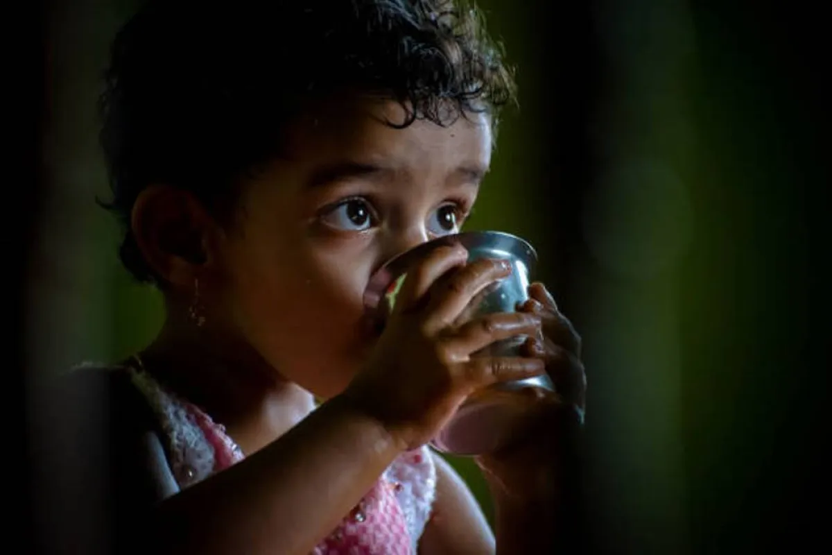 صورة لطفل يستمتع بشرب الماء