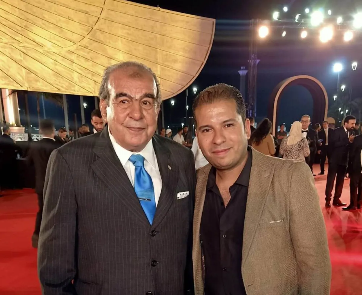 فكري صادق وابنه من حفل تكريمه في مهرجان القاهرة - الصورة من حساب المهرجان على الفيس بوك
