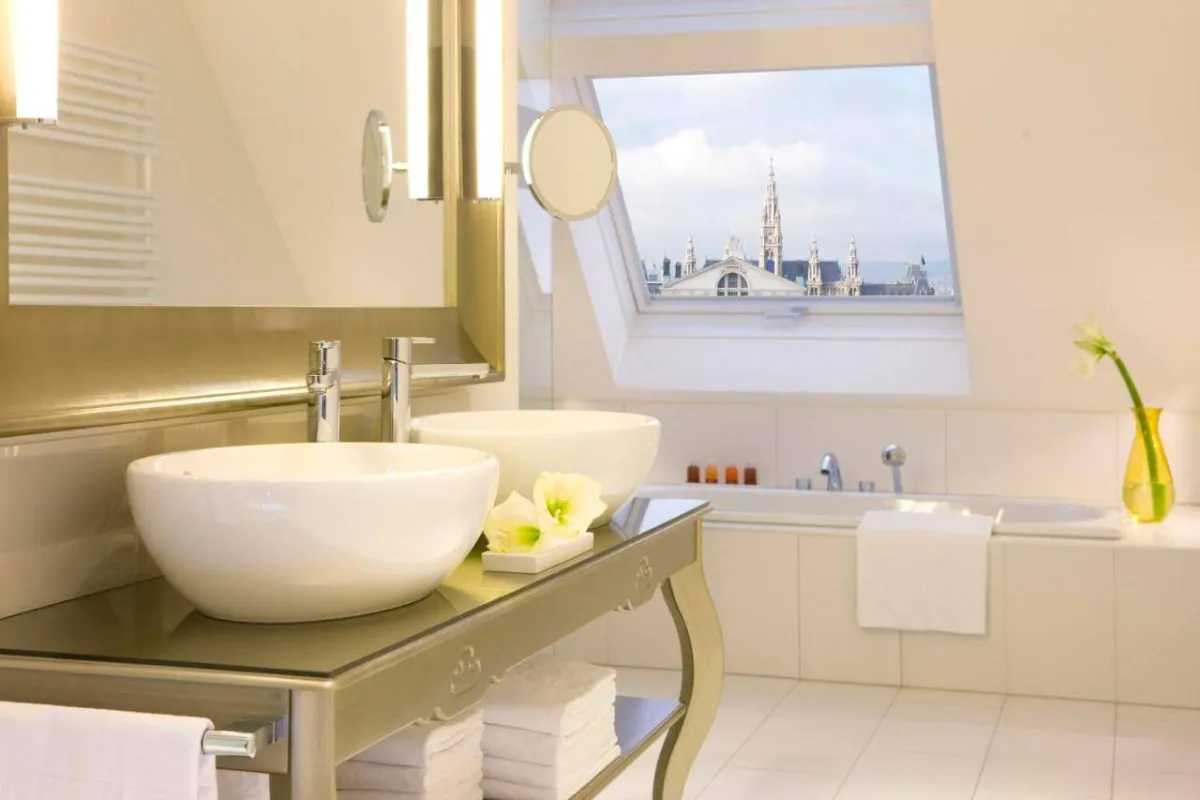 لمسات كلاسيكية في حمامات غرف فندق شتايغنبيرغر هيرنهوف