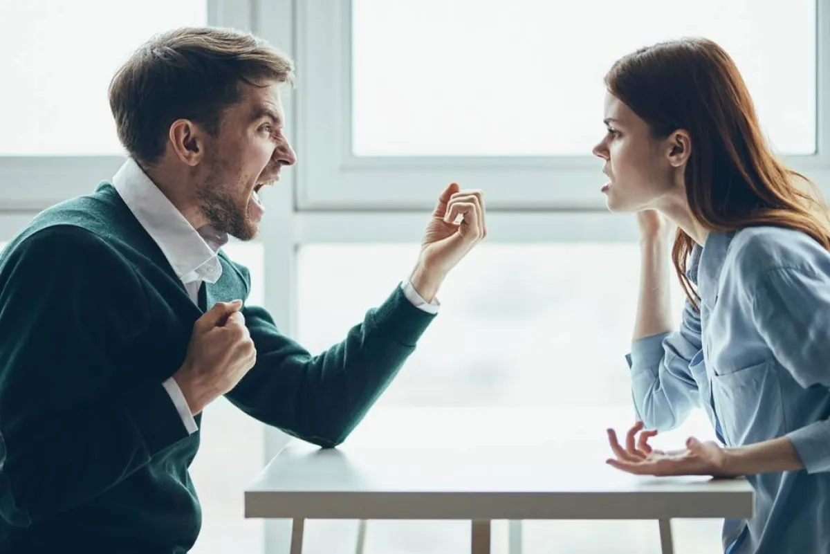 اختلاف حادّ في الرأي، أثناء مناقشة بين زميلين في العمل