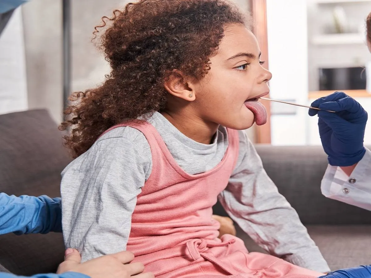 صورة لطبيب يفحص طفلة مريضة