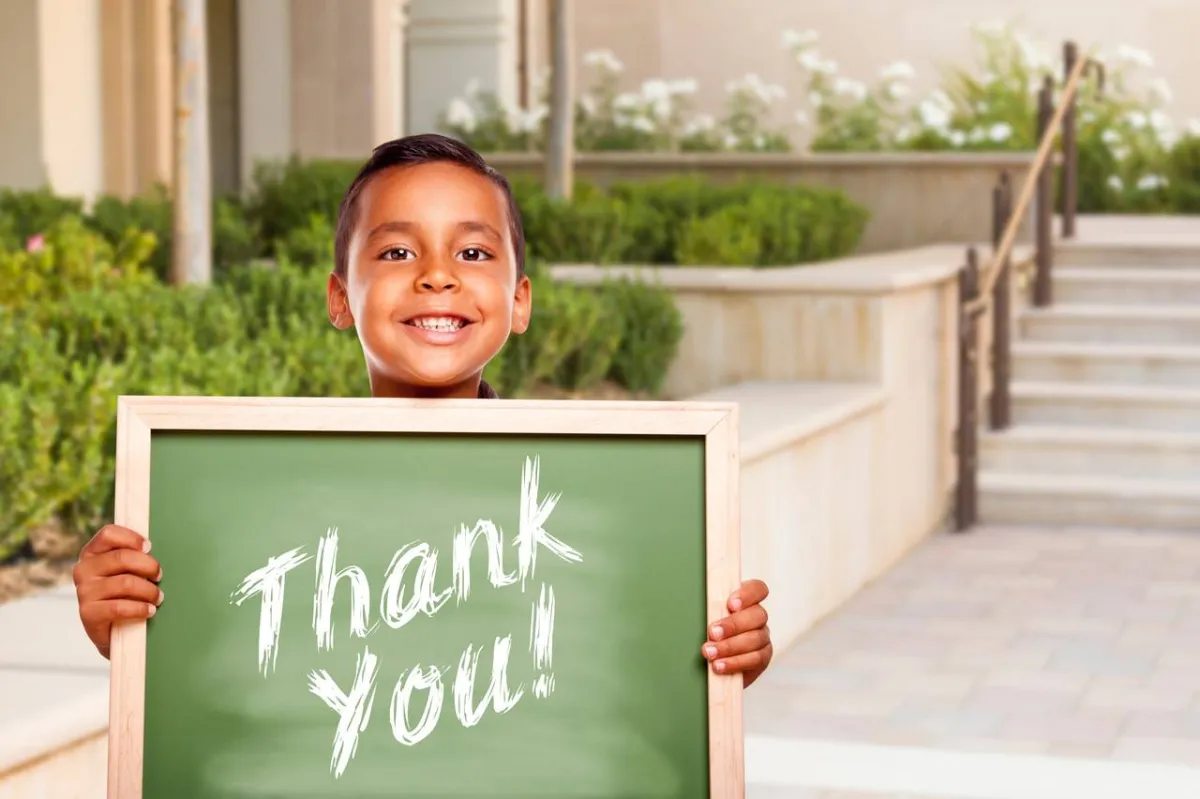 صورة لطفل يقدم الشكر