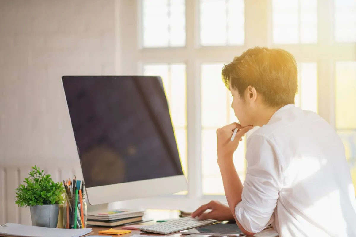 صورة لطفل يتابع وسائل التواصل الاجتماعي