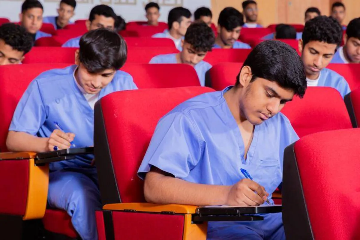 توقيع العقود المنتهية بالتوظيف لطلبة دبلوم فني بصريات بجامعة أم القرى - الصور من حساب الجامعة على تويتر