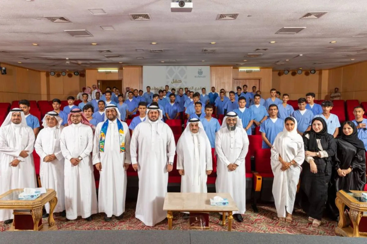 توقيع العقود المنتهية بالتوظيف لطلبة دبلوم فني بصريات بجامعة أم القرى - الصور من حساب الجامعة على تويتر