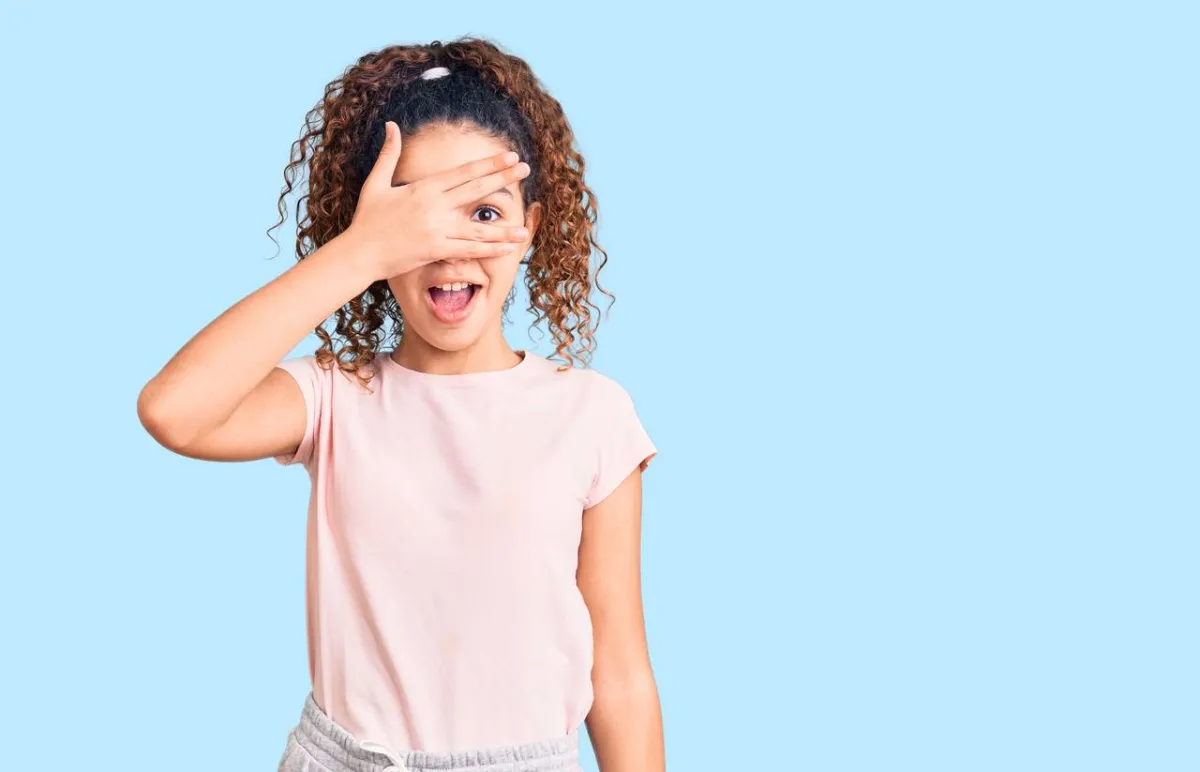 صورة لطفلة خجولة