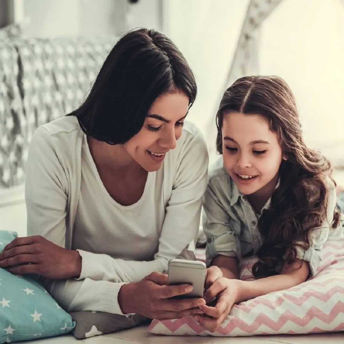 صورة لطفلة وأمها