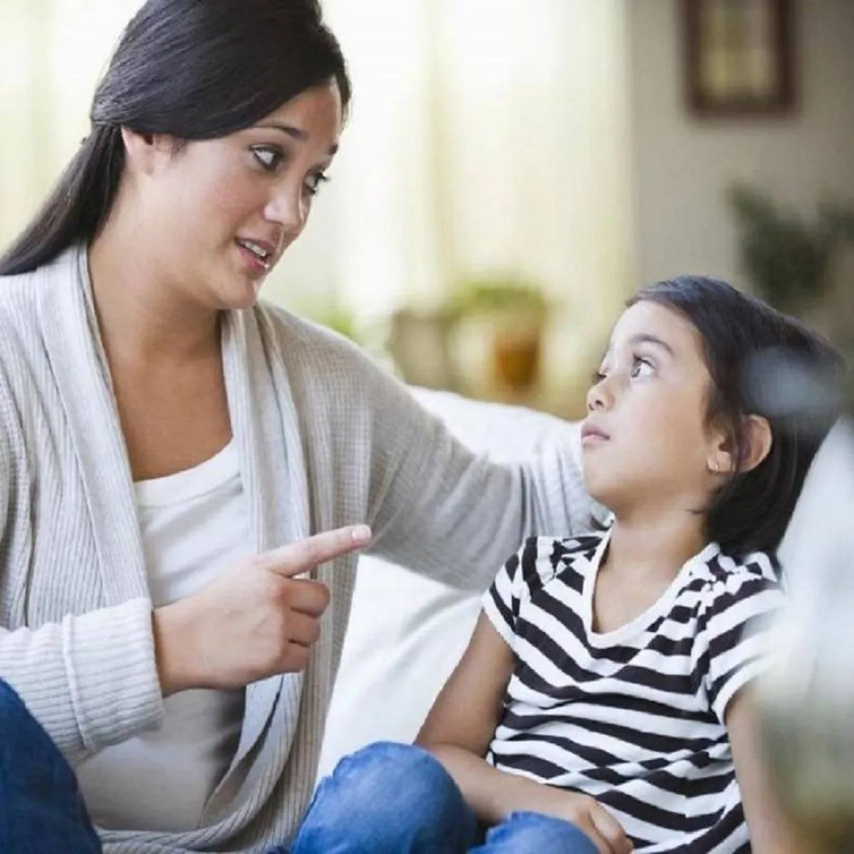 صورة لطفلة وأمها